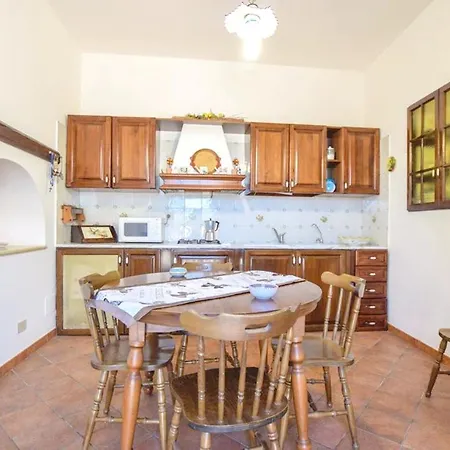 With 3 Bedrooms In With Shared Pool Enclosed Garden And Wifi 18 Km From The Beach Villa *