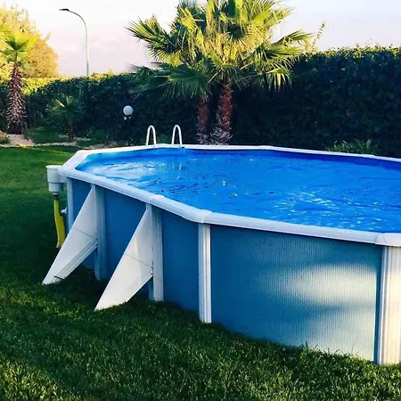 With 3 Bedrooms In With Shared Pool Enclosed Garden And Wifi 18 Km From The Beach Villa *