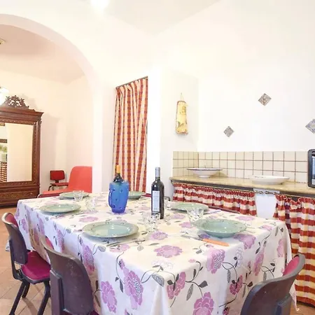 With 3 Bedrooms In With Shared Pool Enclosed Garden And Wifi 18 Km From The Beach Partanna