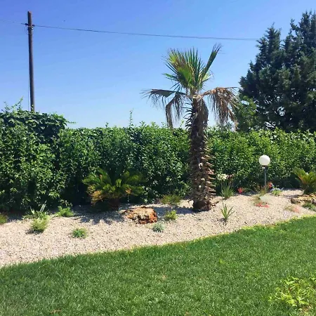 With 3 Bedrooms In With Shared Pool Enclosed Garden And Wifi 18 Km From The Beach Villa *