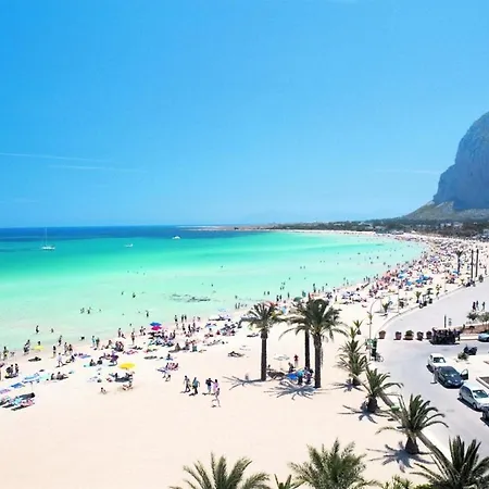 With 3 Bedrooms In With Shared Pool Enclosed Garden And Wifi 18 Km From The Beach *