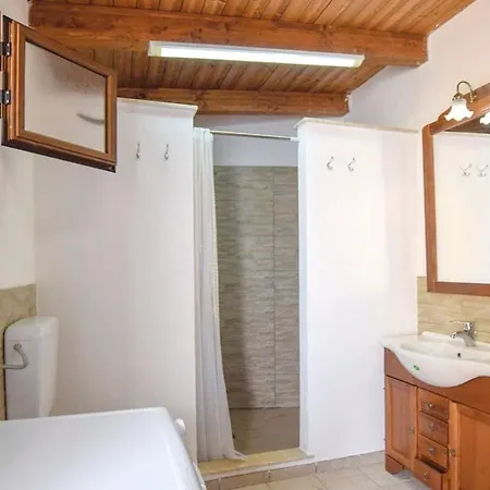 With 3 Bedrooms In With Shared Pool Enclosed Garden And Wifi 18 Km From The Beach Villa Partanna