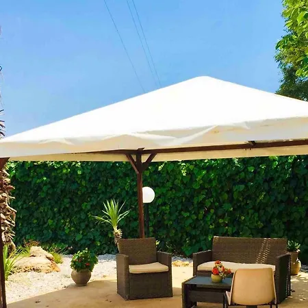 With 3 Bedrooms In With Shared Pool Enclosed Garden And Wifi 18 Km From The Beach Villa
