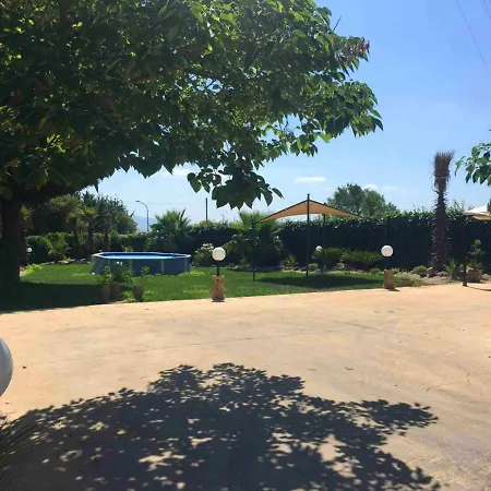 With 3 Bedrooms In With Shared Pool Enclosed Garden And Wifi 18 Km From The Beach Villa *